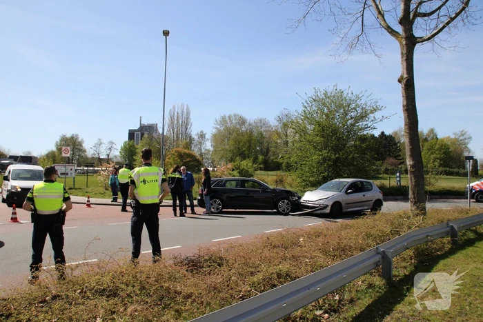 Auto's frontaal op elkaar gebotst