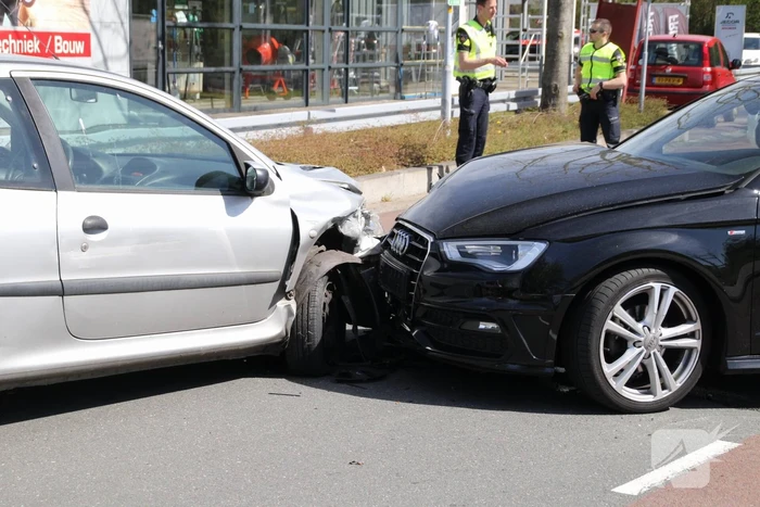 Auto's frontaal op elkaar gebotst