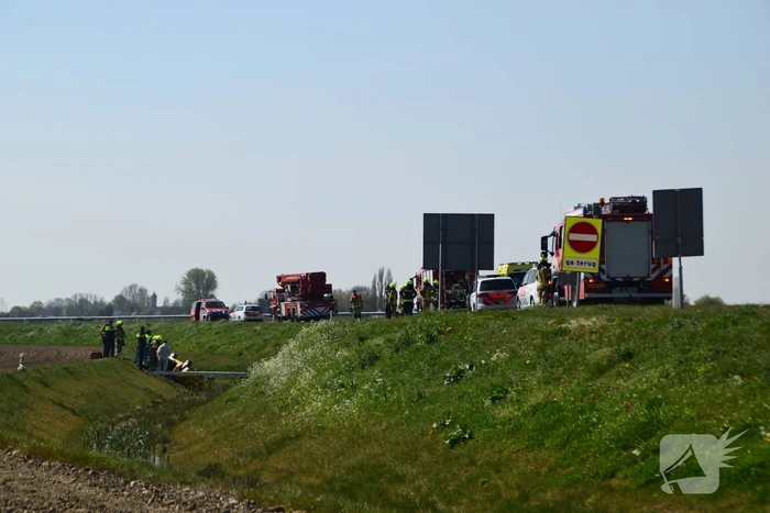 Auto te water geraakt, bestuurder overleden