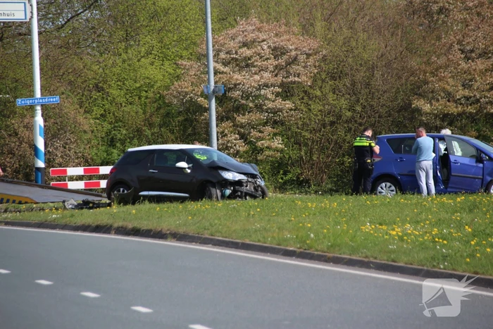 Twee auto botsen op kruising Zuigerplaspark