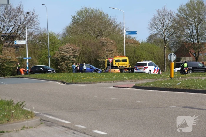 Twee auto botsen op kruising Zuigerplaspark
