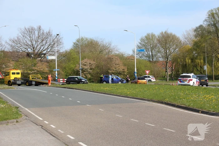 Twee auto botsen op kruising Zuigerplaspark