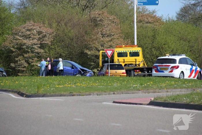 Twee auto botsen op kruising Zuigerplaspark