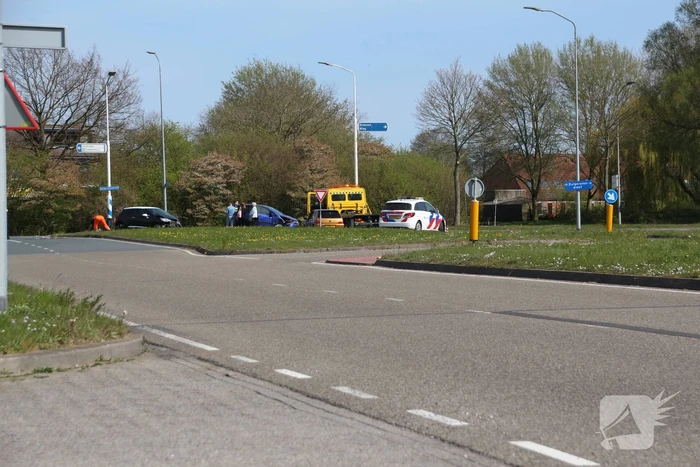 Twee auto botsen op kruising Zuigerplaspark