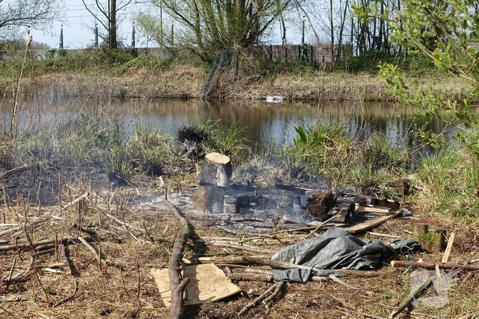 Stuk grasveld vat vlam