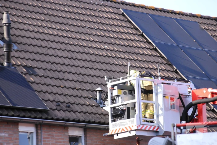 Wespennest wegbranden zorgde voor dakbrand