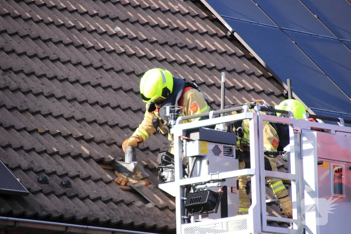 Wespennest wegbranden zorgde voor dakbrand
