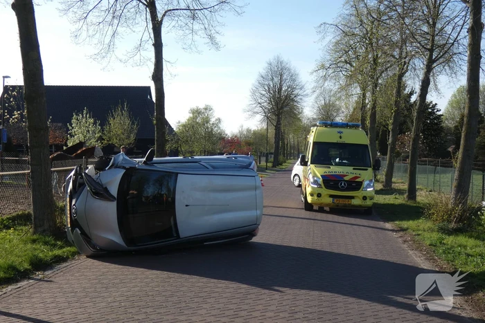 Automobilist belandt op zijkant