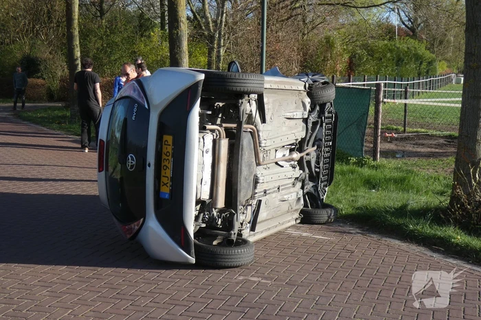 Automobilist belandt op zijkant