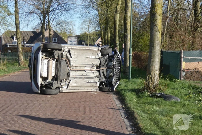 Automobilist belandt op zijkant