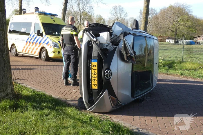 Automobilist belandt op zijkant