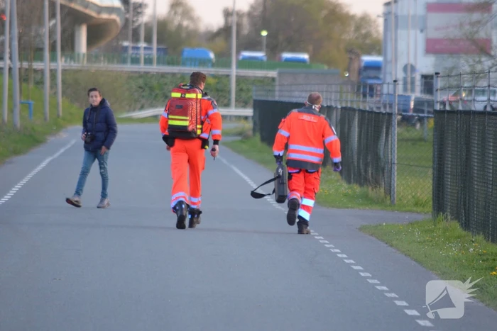 Man bekneld onder as van bedrijfswagen