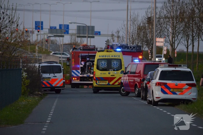 Man bekneld onder as van bedrijfswagen