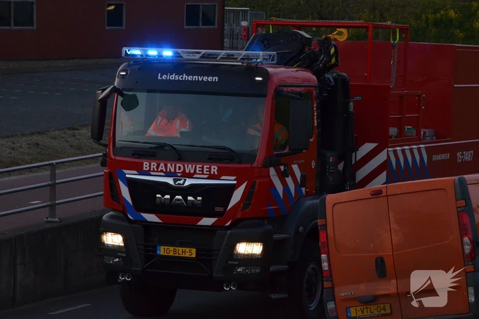 Man bekneld onder as van bedrijfswagen