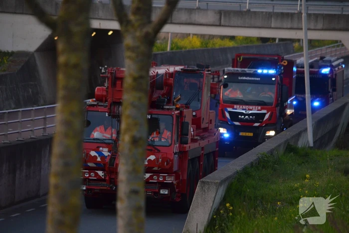 Man bekneld onder as van bedrijfswagen
