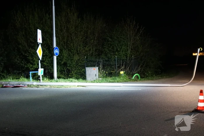 Automobilist aangehouden na botsing tegen lantarenpaal