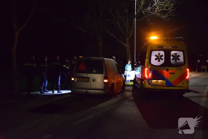 Automobilist aangehouden na botsing tegen lantarenpaal