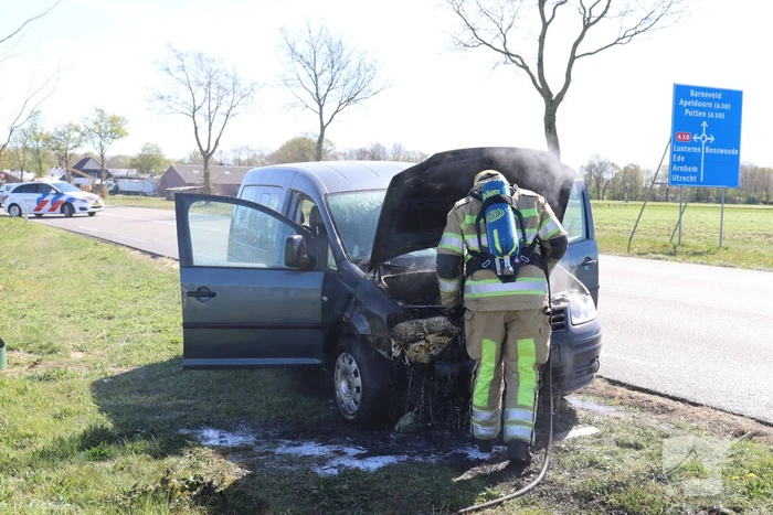 Auto vliegt spontaan in brand tijdens het rijden