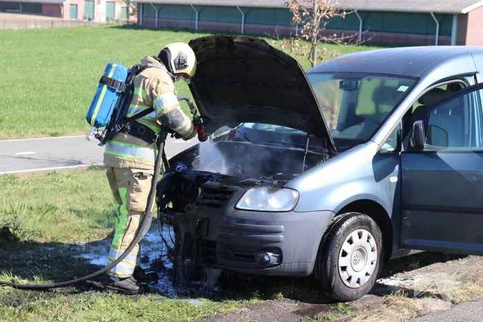 Auto vliegt spontaan in brand tijdens het rijden