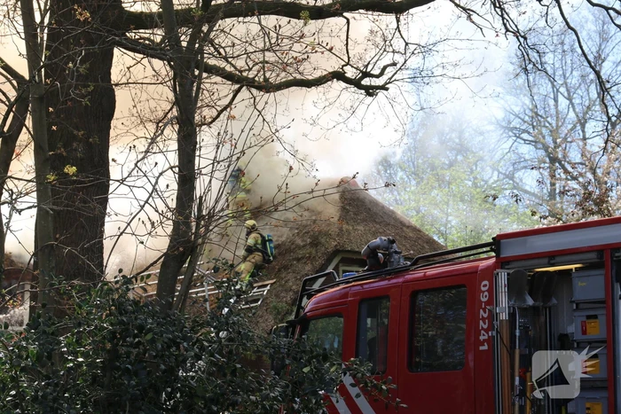 Brand in rieten dak van woonboerderij