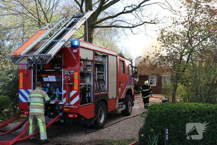 Brand in rieten dak van woonboerderij