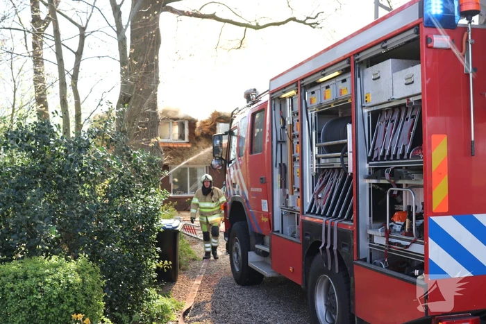 Brand in rieten dak van woonboerderij