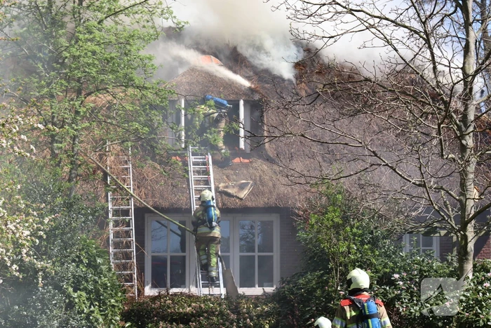 Brand in rieten dak van woonboerderij