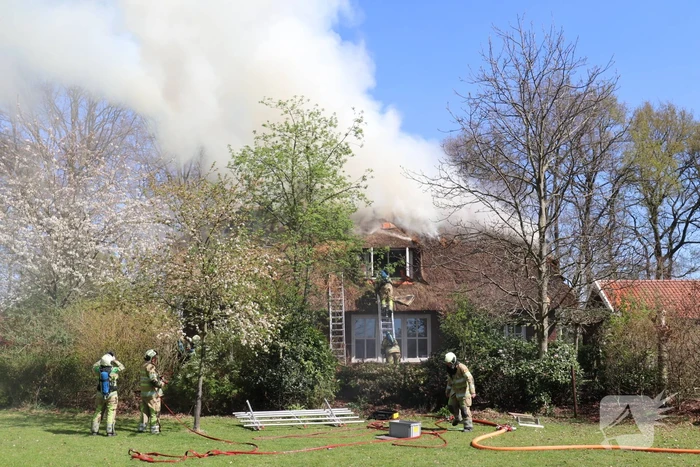 Brand in rieten dak van woonboerderij