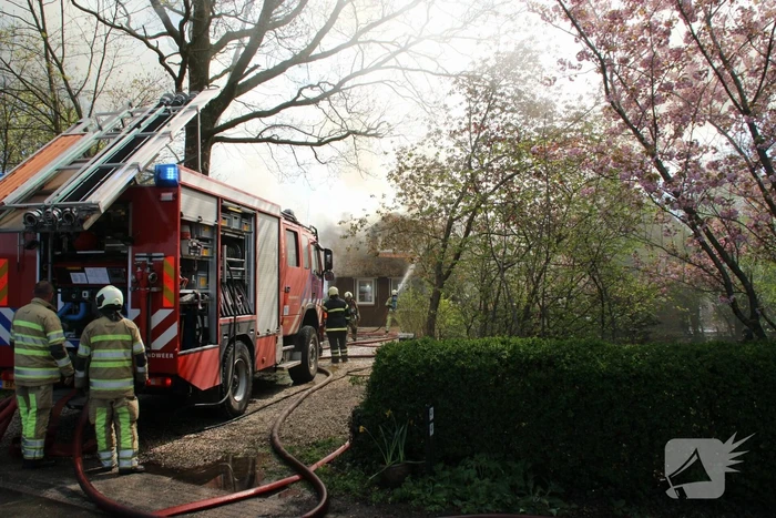Brand in rieten dak van woonboerderij