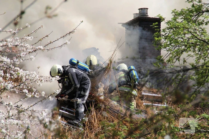 Brand in rieten dak van woonboerderij