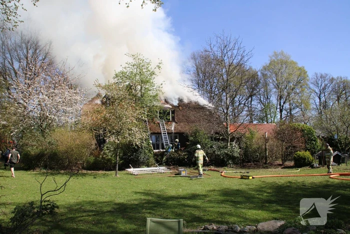 Brand in rieten dak van woonboerderij