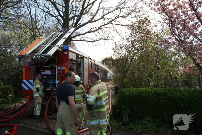 Brand in rieten dak van woonboerderij
