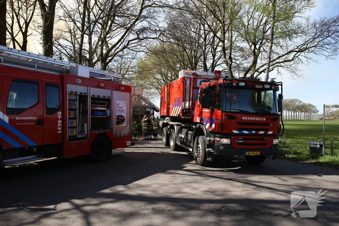 Brand in rieten dak van woonboerderij