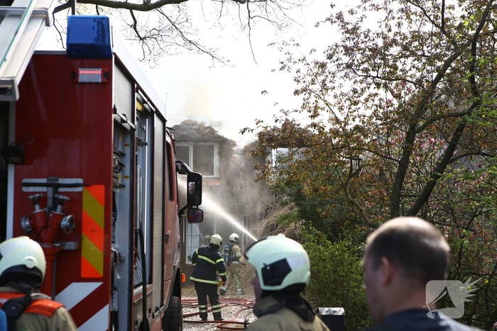 Brand in rieten dak van woonboerderij
