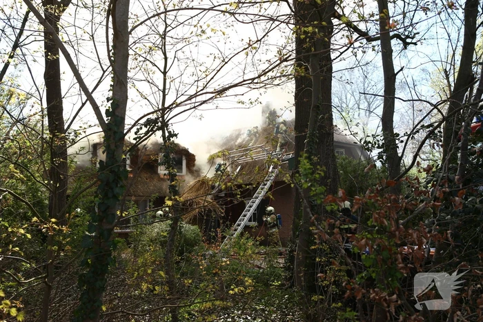 Brand in rieten dak van woonboerderij