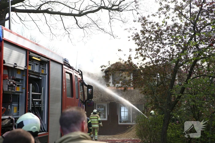 Brand in rieten dak van woonboerderij