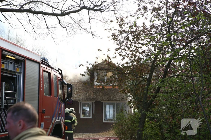 Brand in rieten dak van woonboerderij
