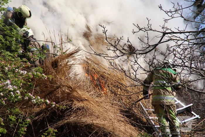 Brand in rieten dak van woonboerderij