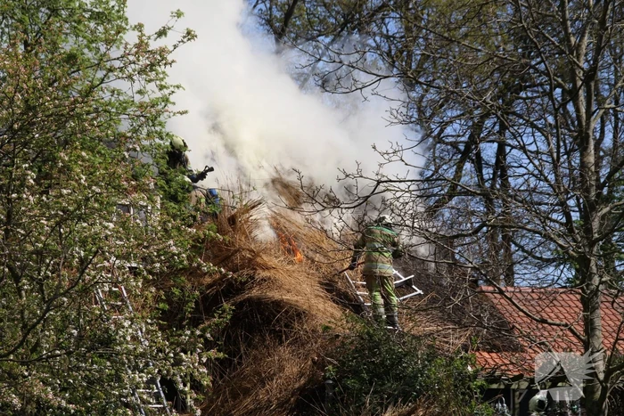 Brand in rieten dak van woonboerderij