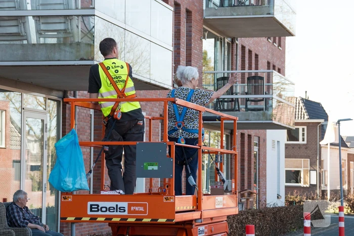 Hoogwerker bij verzorgingstehuis Arkemheen om ouderen op te vrolijken