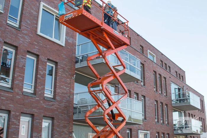 Hoogwerker bij verzorgingstehuis Arkemheen om ouderen op te vrolijken
