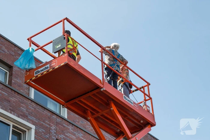Hoogwerker bij verzorgingstehuis Arkemheen om ouderen op te vrolijken