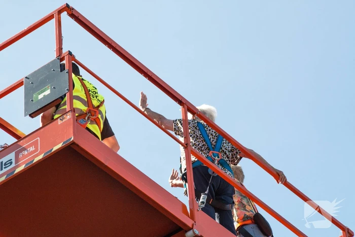 Hoogwerker bij verzorgingstehuis Arkemheen om ouderen op te vrolijken