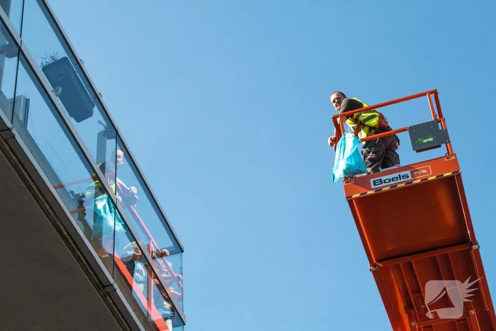 Hoogwerker bij verzorgingstehuis Arkemheen om ouderen op te vrolijken