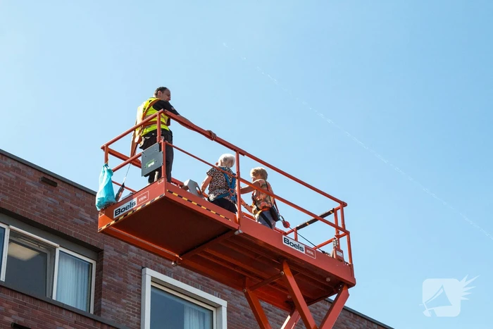 Hoogwerker bij verzorgingstehuis Arkemheen om ouderen op te vrolijken