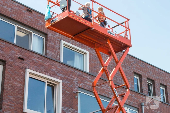 Hoogwerker bij verzorgingstehuis Arkemheen om ouderen op te vrolijken