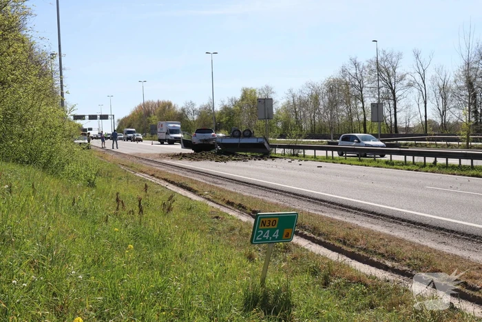 Aanhanger met gras schaart, snelweg afgesloten.