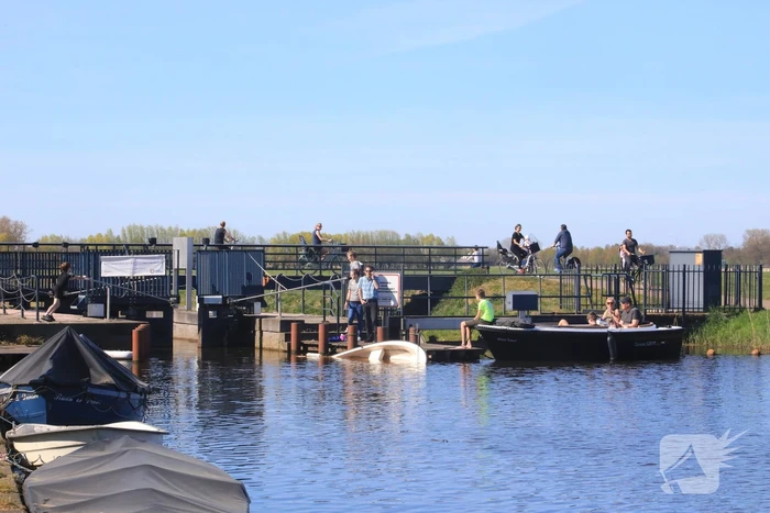 Elektrische boot gezonken voor sluis