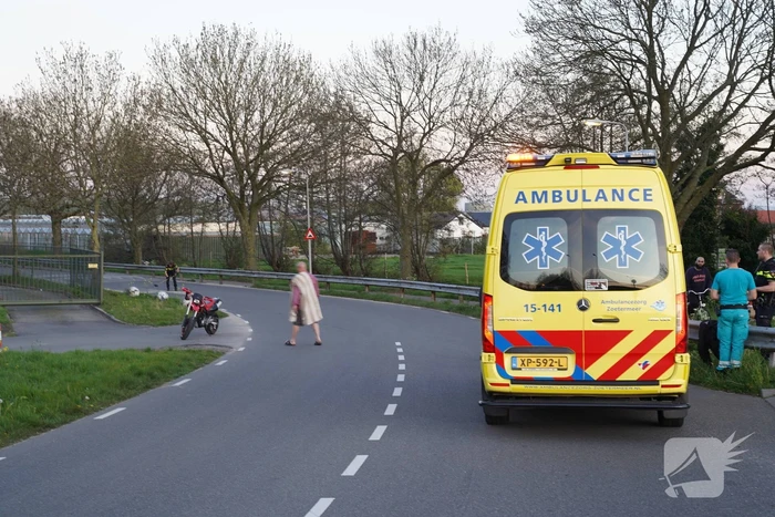 Bestuurder van motor gewond bij val door zand op de weg