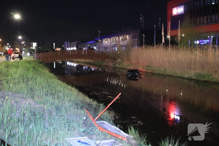 Dronken bestuurder rijdt auto sloot in
